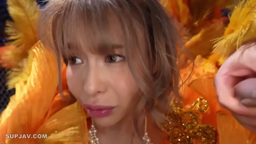 室内 · 委屈 · 口交 · 面部特写 · 阴茎 · 靠近 · 染发 · 橘色羽毛演出服