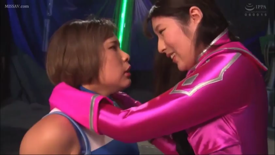 室内 · 面部特写 · 对视 · 搂抱 · 战队制服