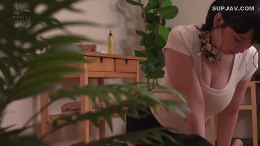 俯身 · 专注 · 半身 · 按摩 · 按摩店 · 紧身白T恤