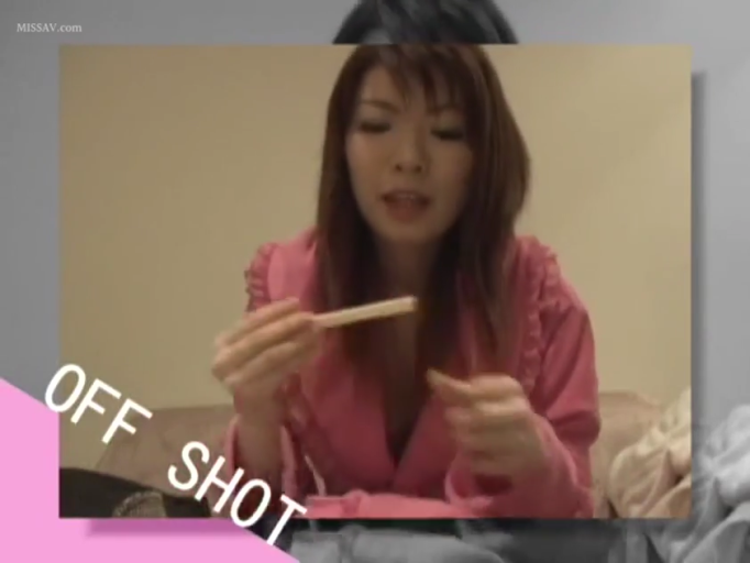室内 · 面部 · 微笑 · 条纹衬衫 · 桌子 · 凝视 · POV · 俯视