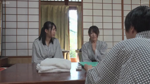 坐姿 · 交谈 · 和室 · 中景 · 平静 · 多人 · 毛巾 · 浴袍