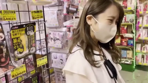 羞涩 · 半身特写 · 白色上衣 · 侧身站立 · 成人玩具 · 挑选商品 · 情趣用品店