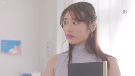 室内 · 忧郁 · 站立 · 半身 · 文件夹 · 淑女 · 拿文件夹 · 无袖高领