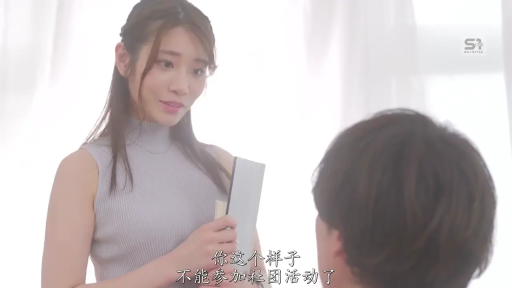 室内 · 面部 · 委屈 · 灰色背心 · 凝视 · 窗帘 · 对坐 · 清纯风格