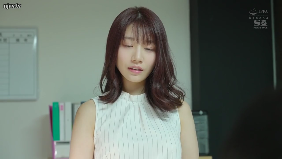 面部 · 办公室 · 站立 · 平静 · 凝视 · 文件夹 · 职场 · 白色条纹背心