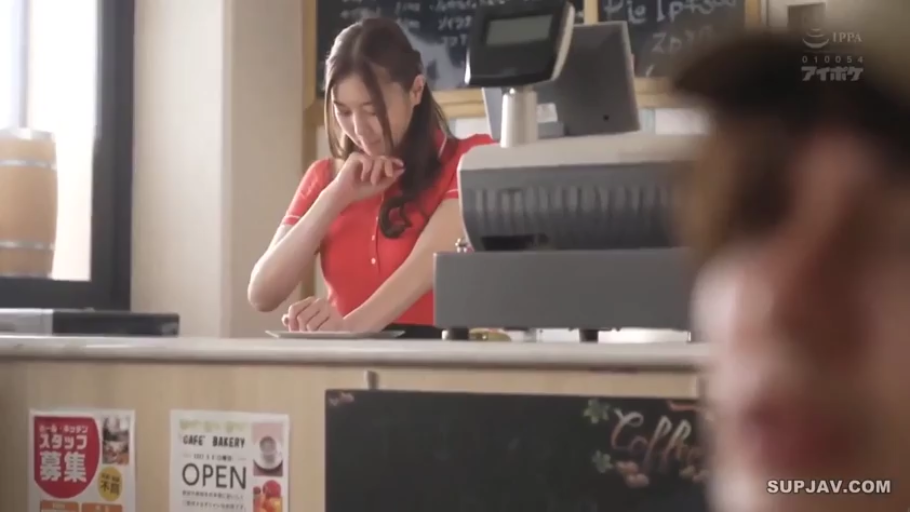 站立 · 中景 · 微笑 · 咖啡店 · 工作 · 职业女性 · 收银机 · 红色制服