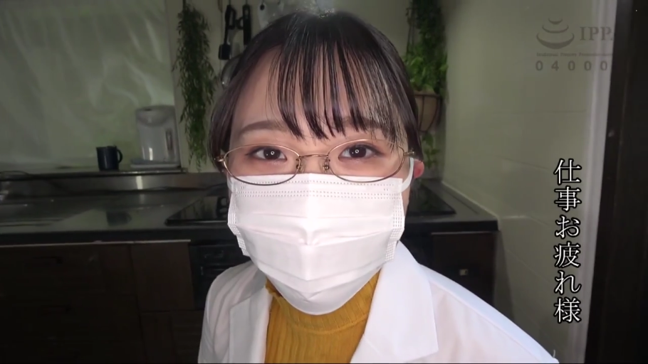 白大褂 · 眼镜 · 平静 · 面部特写 · 厨房 · 注视镜头 · 正面站立