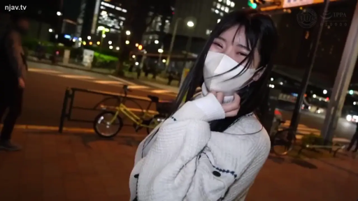 站立 · 中景 · 微笑 · カメラに向かって · 口罩 · 屋外ストリート · 白色针织衫 · 深夜