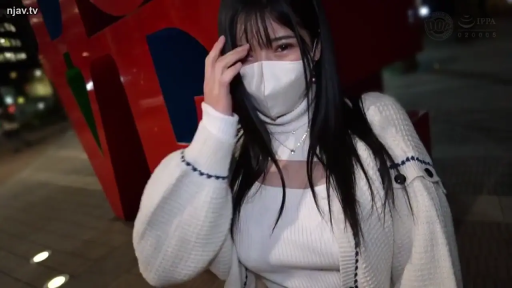 站立 · 中景 · 户外 · 白色毛衣 · 扶额 · 眯眼 · 雕塑 · 带口罩