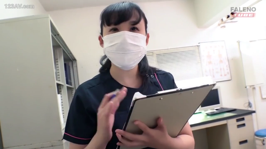 护士服 · 角色扮演 · 站立 · 自然 · 上半身 · 诊室 · 写字板 · 记录