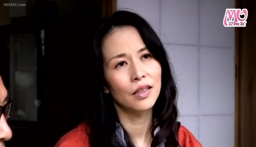 室内 · 会話 · 憂鬱 · 顔部のクローズアップ · 熟女 · 红色开衫 · 侧倾