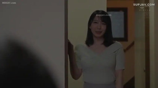 站立 · 中景 · 微笑 · 走廊 · 针织衫 · 有码 · 等待