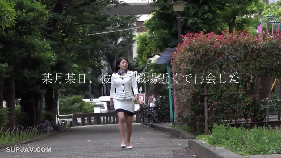 微笑 · 室内影棚 · 麦克风 · 综艺节目 · 站立与蹲姿 · 红色和服外衣 · 假乳房模型 · 抚摸假乳