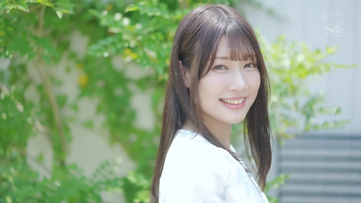 白色上衣 · 户外 · 头部特写 · 側身回眸