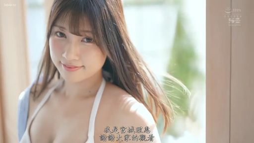 坐姿 · 微笑 · 半身 · 裸体 · 抚摸胸部 · 麦克风 · 演播室 · 职场主题