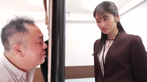 室内 · 严肃 · 站立 · 中景 · 职业装 · 剧情 · 窥视 · 隔板