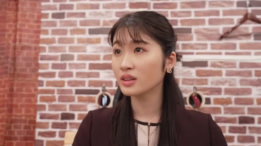 室内 · 顔のクローズアップ · ビジネススーツ · 谈话 · 长发 · 惊讶 · 正面 · 耳饰