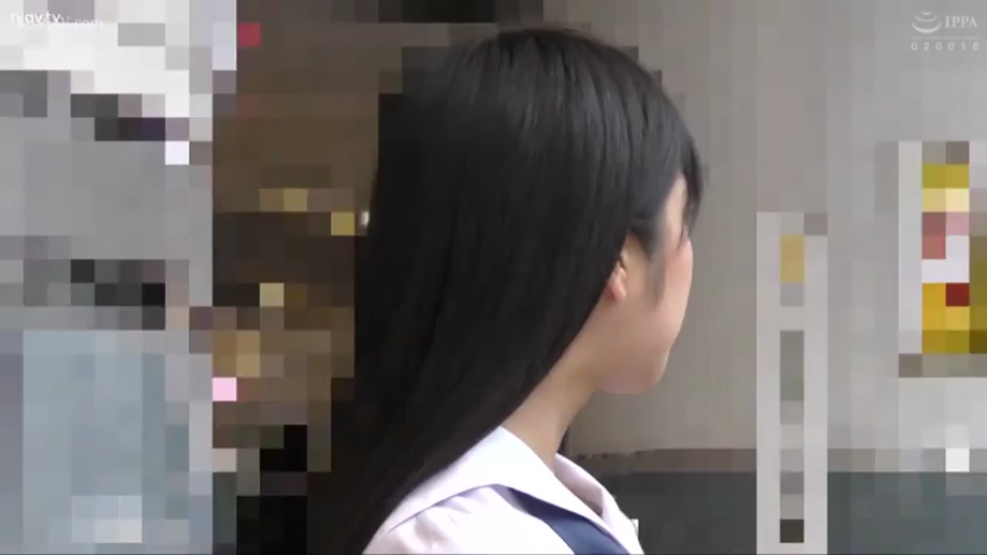 过道 · 水手服 · 局部马赛克 · 站姿 · 平静 · 侧脸特写 · 侧身站立