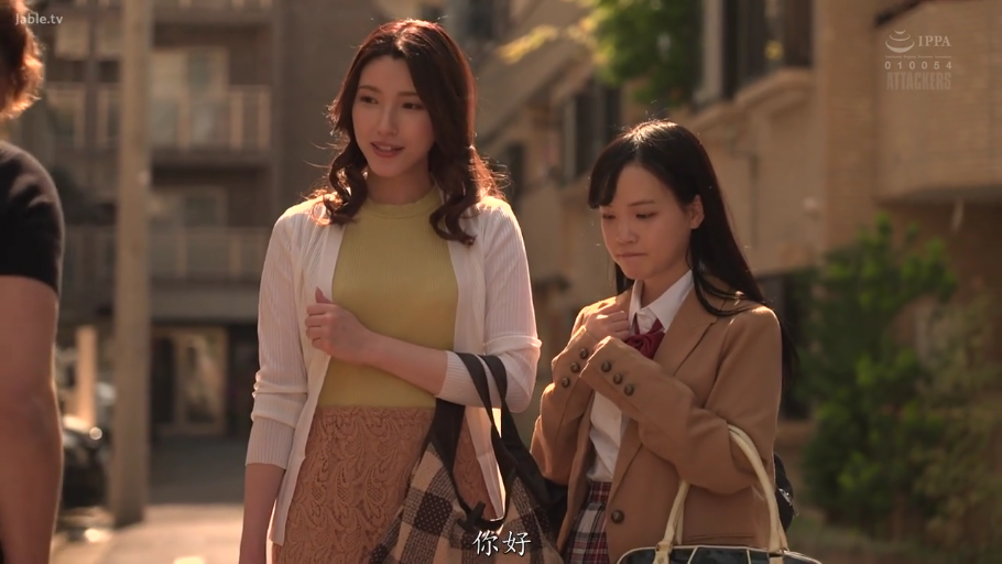 针织衫 · 站立 · 中景 · 自然 · 对话 · 手提包 · 街道 · 熟女