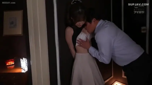 室内 · 中景 · 靠墙 · 闭眼 · 衬衫 · 抚摸 · 男女