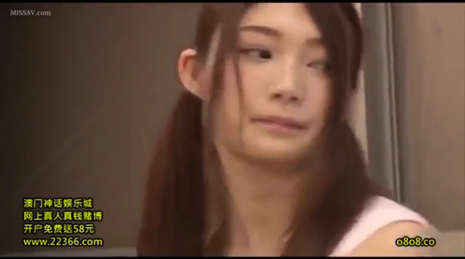 室内 · 面部特写 · 注视 · 粉色背心 · 双马尾 · 侧头 · 微表情