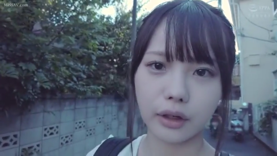 站立 · 面部特写 · 白色上衣 · 清纯 · 双肩包 · 微张嘴 · 户外街道 · 凝视镜头