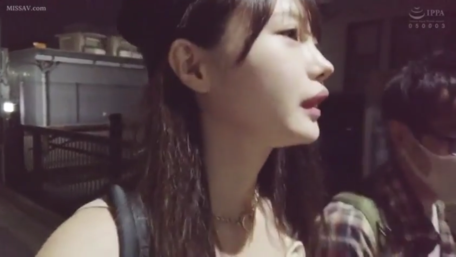 散步 · 行走 · 自然 · 背包带 · 夜间 · 帽子 · 街拍 · 侧脸特写