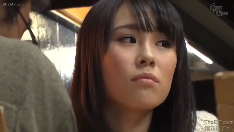 室内 · 坐姿 · 忧郁 · 脸部特写 · 凝视 · 长发 · 白色毛衣