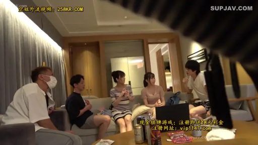 坐姿 · 全景 · 平靜 · 酒店 · 饮料 · 多人场景 · 休闲居家服 · 社交谈话