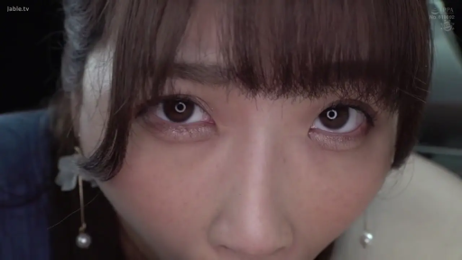 室内 · 眼部 · 凝视 · 平淡 · 俯视 · 微距特写 · 珍珠耳坠 · 深色衣服