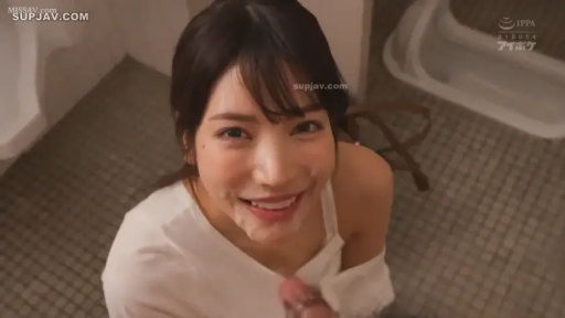 脸部特写 · 浴室 · 仰视 · 白色吊带衫