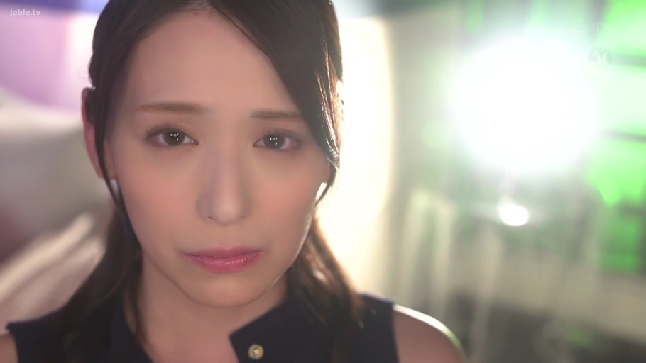 室内 · 委屈 · 脸部特写 · 注视 · 仰视 · 无袖上衣 · POV