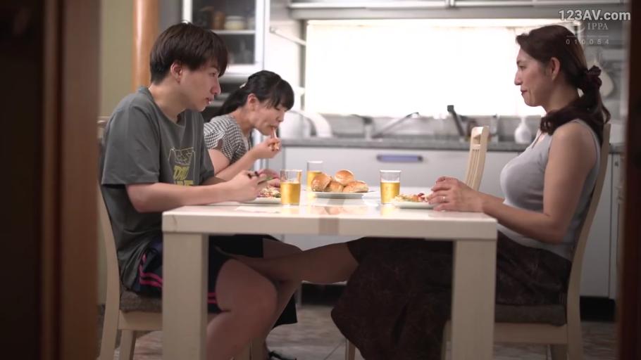 室内 · 坐姿 · 全景 · 自然 · 餐桌 · 餐厅 · 常服 · 足交