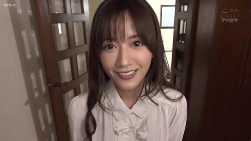 室内 · 站姿 · 微笑 · 白色衬衫 · 面部特写 · 注视 · POV视角