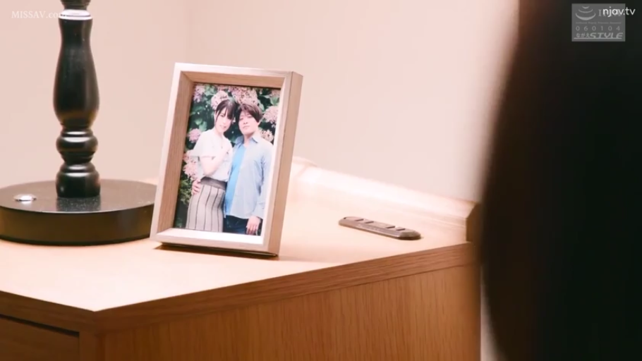 床头 · 微笑 · 相框 · 裙子 · 拍照 · 合影 · 相框特写