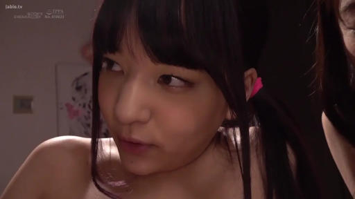 室内 · 微笑 · 特写 · 手机 · 自拍 · 粉色上衣 · 正面 · 手机画面
