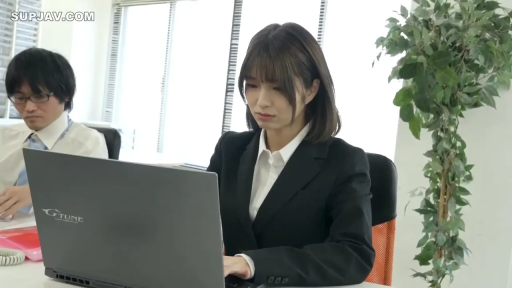 坐姿 · 专注 · 办公室 · 笔记本电脑 · 办公 · 职业套装 · 职场