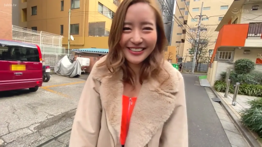 站姿 · 面对镜头 · 半身 · 户外街道 · 毛领大衣 · 成年女性 · 笑容灿烂