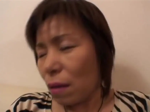 室内 · 面部特写 · 仰头 · 迷离陶醉 · 熟女 · 高潮反应 · 斑马纹上衣