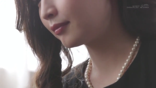 室内 · 坐姿 · 半身特写 · 黑色连衣裙 · 恬静 · 逗鸟 · 鸟笼 · 贵妇