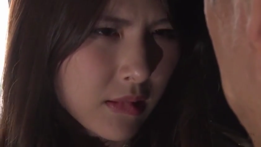 室内 · 忧郁 · 面部特写 · 注视 · 常服 · 近景镜头 · 对视姿势