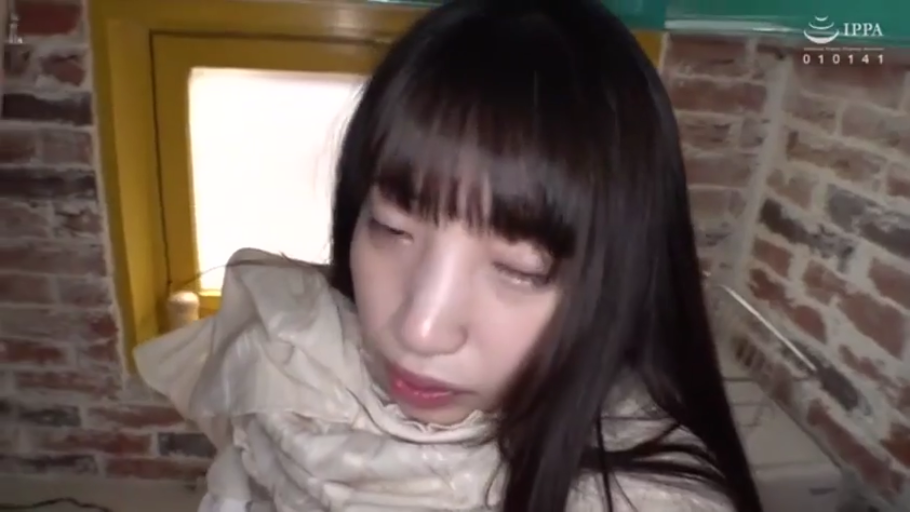 室内 · 脸部特写 · 浅色褶皱上衣