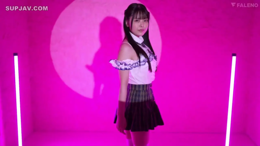 中景 · 摆拍 · 微笑 · 摄影棚 · 灯管 · 学生服 · 侧立 · 粉色背景