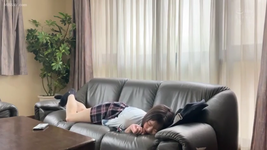 全景 · 目を閉じて · リビング · 居家 · 携帯電話 · うつ伏せ · JK制服 · 寝る