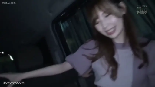 坐姿 · 交谈 · 微笑 · 上半身 · 车内 · 长发 · 汽车座椅 · 紫色上衣