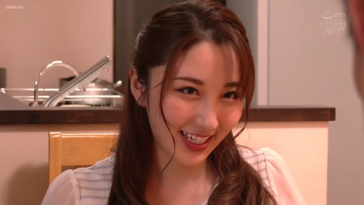 坐姿 · 女性 · 脸部特写 · 厨房 · 条纹衫 · 调皮 · 厨具 · 微笑谈话