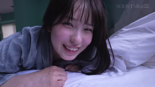 顔 · 对视微笑 · 甘美 · 寝室 · うつ伏せ · 枕头 · POV视角 · 灰色浴袍