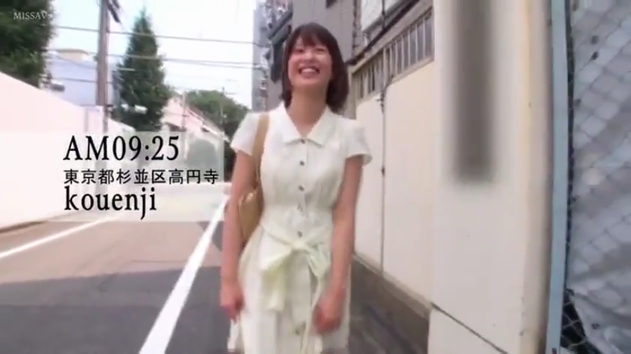 中景 · 面对镜头 · 户外街道 · 白色连衣裙 · 单肩包 · 站立行走 · 开心大笑