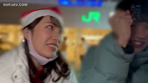 中景 · 微笑 · 并排坐着 · 户外街道 · 三人合影 · 圣诞帽 · 社交拍摄 · 运动相机