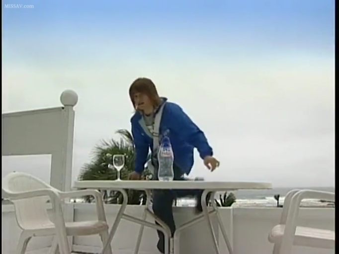 中景 · 腰を曲げる · 平凡 · 水瓶 · 户外阳台 · 蓝色夹克 · 准备坐下 · 海边景致